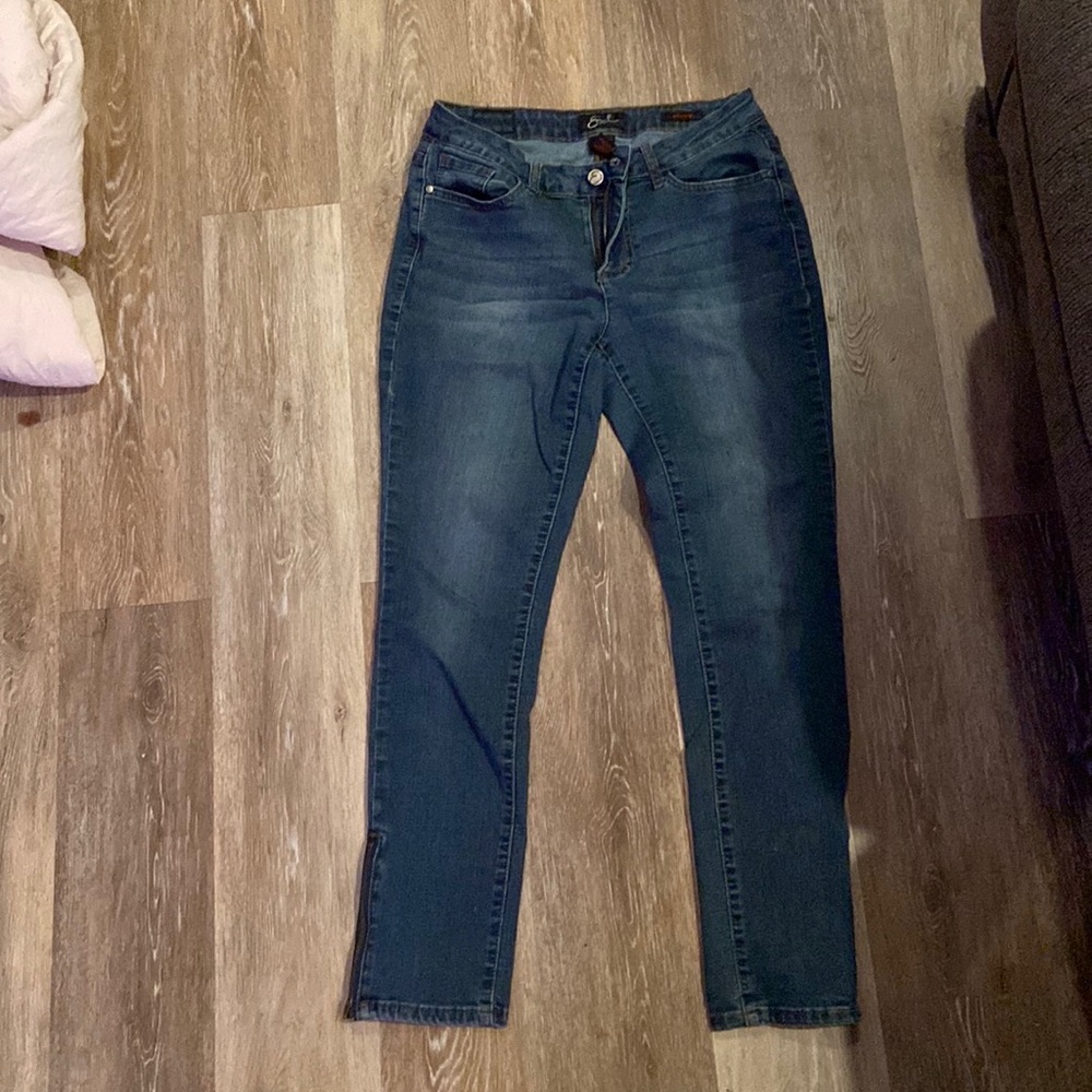 Size 8 - Picture 3 of 3